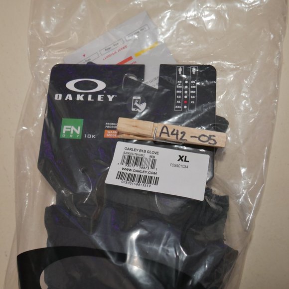 Oakley Mens Waterproof Winter Gloves Thinsulate Snow Snowboarding Ski Tubing NWT - Picture 11 of 15